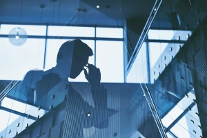Jak dobrać słuchawki do pracy i miksu: porównanie modeli zamkniętych i otwartych + test częstotliwości, by uniknąć zniekształceń i zmęczenia słuchu